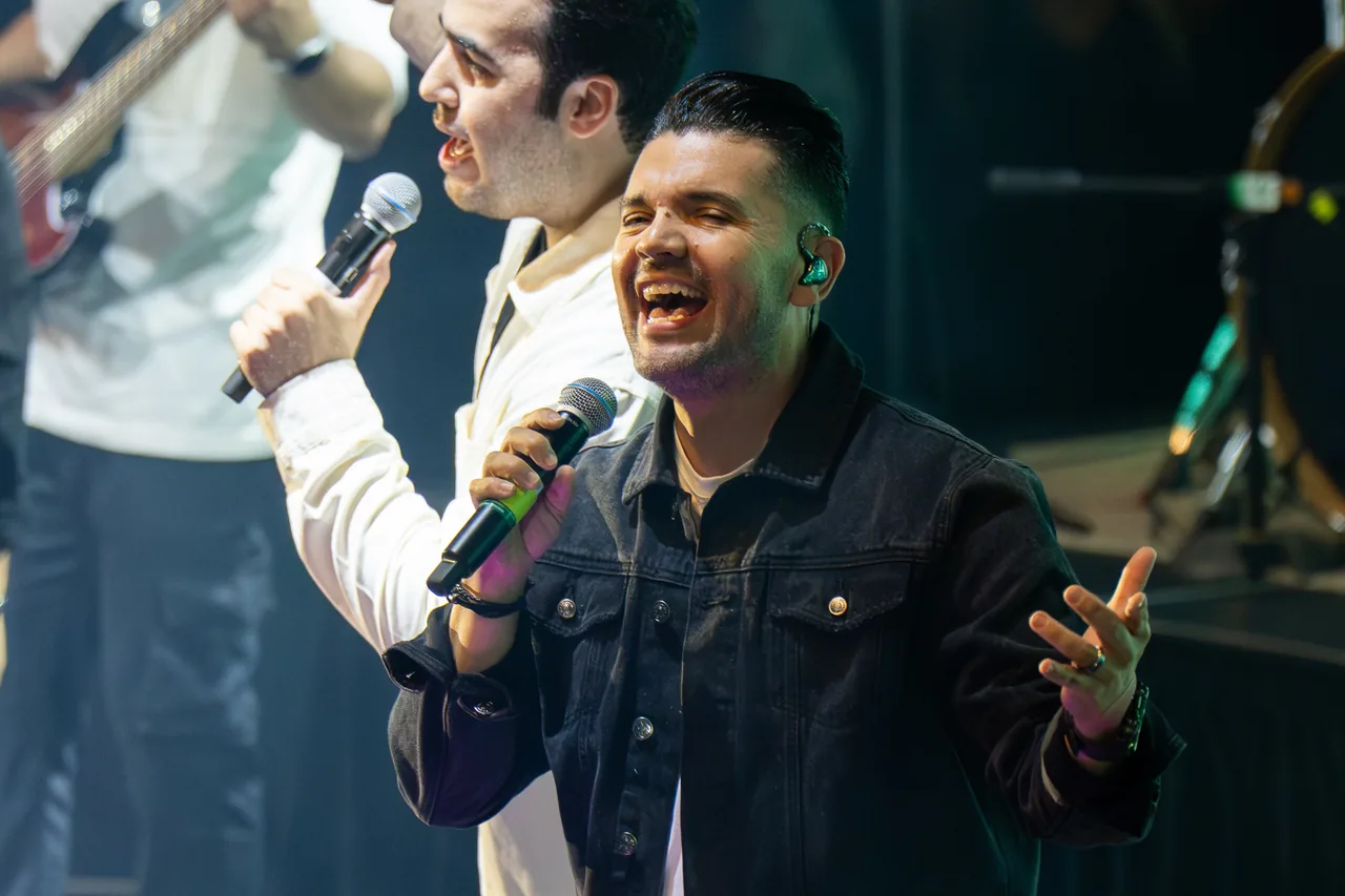 WayBack cantando en vivo