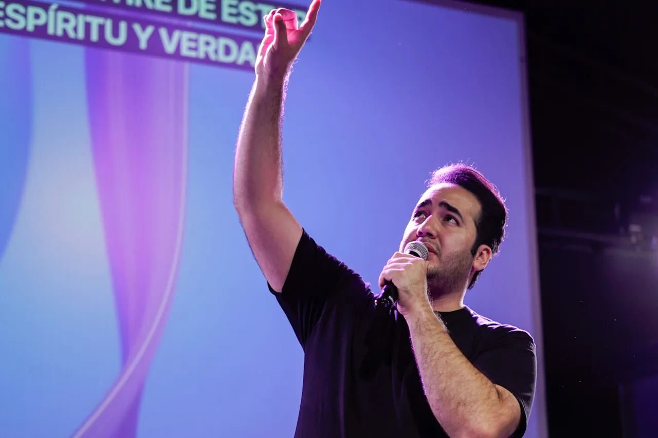 Vocalista de WayBack durante un concierto