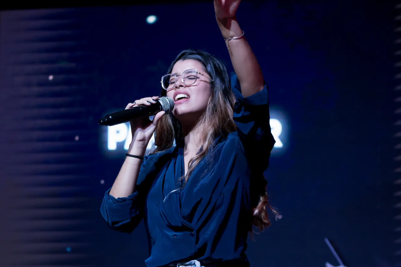 Voz femenina de WayBack en concierto