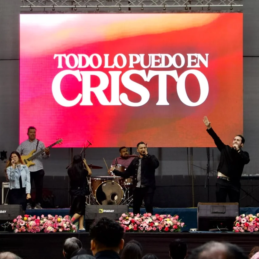 WayBack en concierto, bajo la pantalla “Todo lo puedo en Cristo”